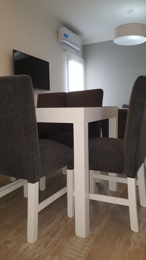 Comfort Apartment, 2 Bedrooms | In-room dining