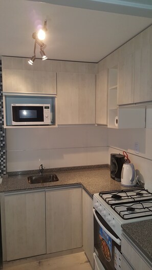 Refrigerador, microondas, cafetera expreso, utensilios de cocina