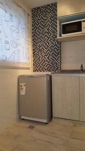 Refrigerador, microondas, cafetera expreso, utensilios de cocina