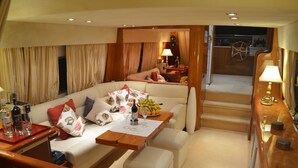 Un espacio interior acogedor con sofá, mesa de comedor y zona de bar.