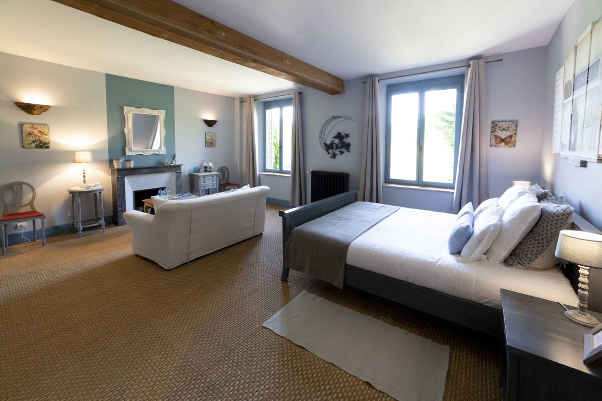 Comfort Room, 1 Queen Bed | Premium bedding, minibar, desk, rollaway beds