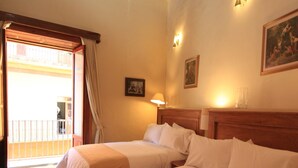 Grand Room | In-room safe, desk, iron/ironing board, free cots/infant beds - Hotel Boutique Ponciano (Guanajuato)