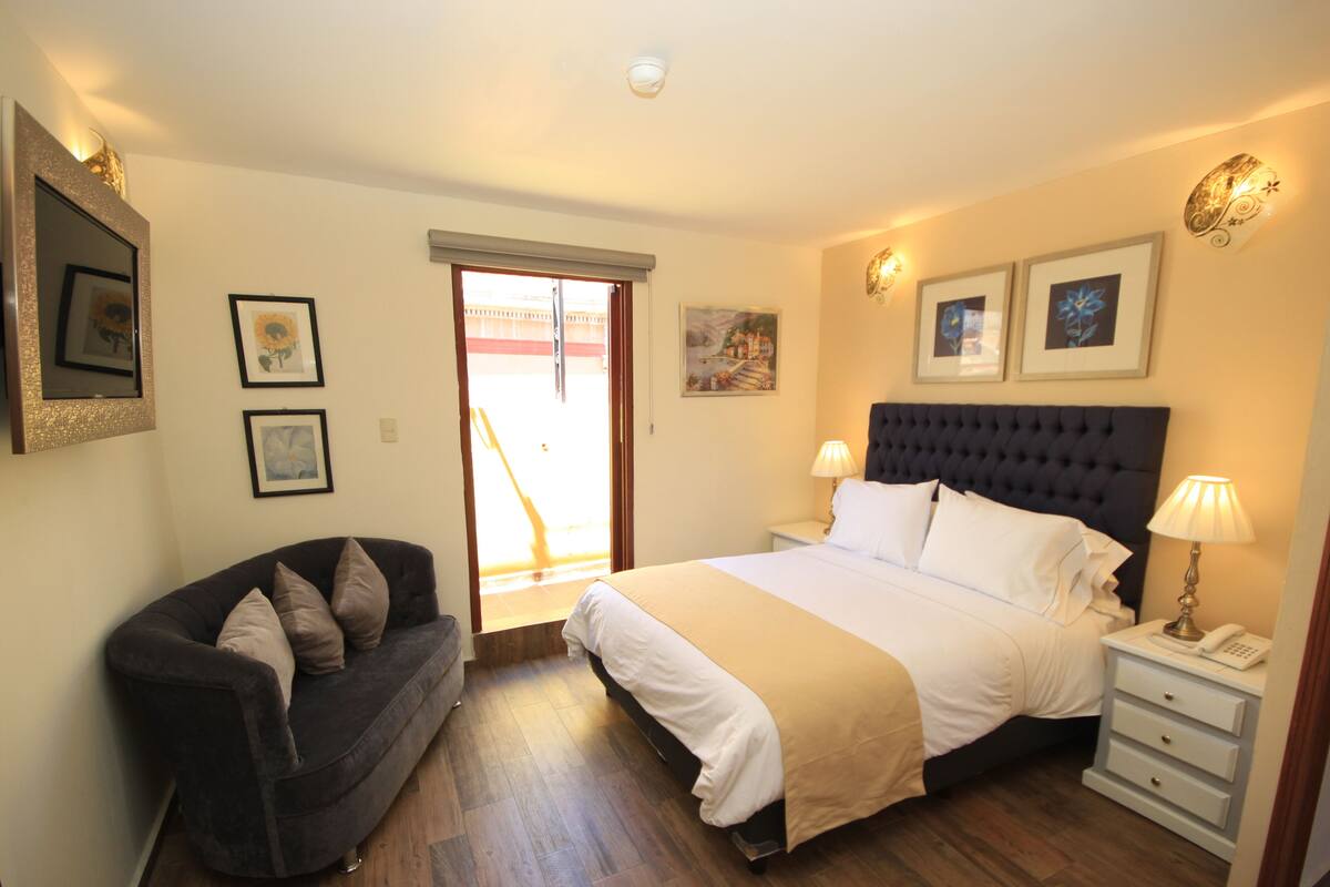 Room, 1 King Bed | In-room safe, desk, iron/ironing board, cribs (free)