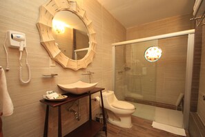Habitación Premier | Baño | Regadera, amenidades de baño gratuitas, secadora de cabello, toallas 