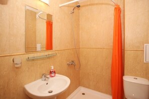 Apartment, Multiple Beds, Non Smoking | Bathroom