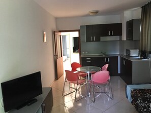 Departamento, varias camas, para no fumadores | Sala de estar | Televisión 