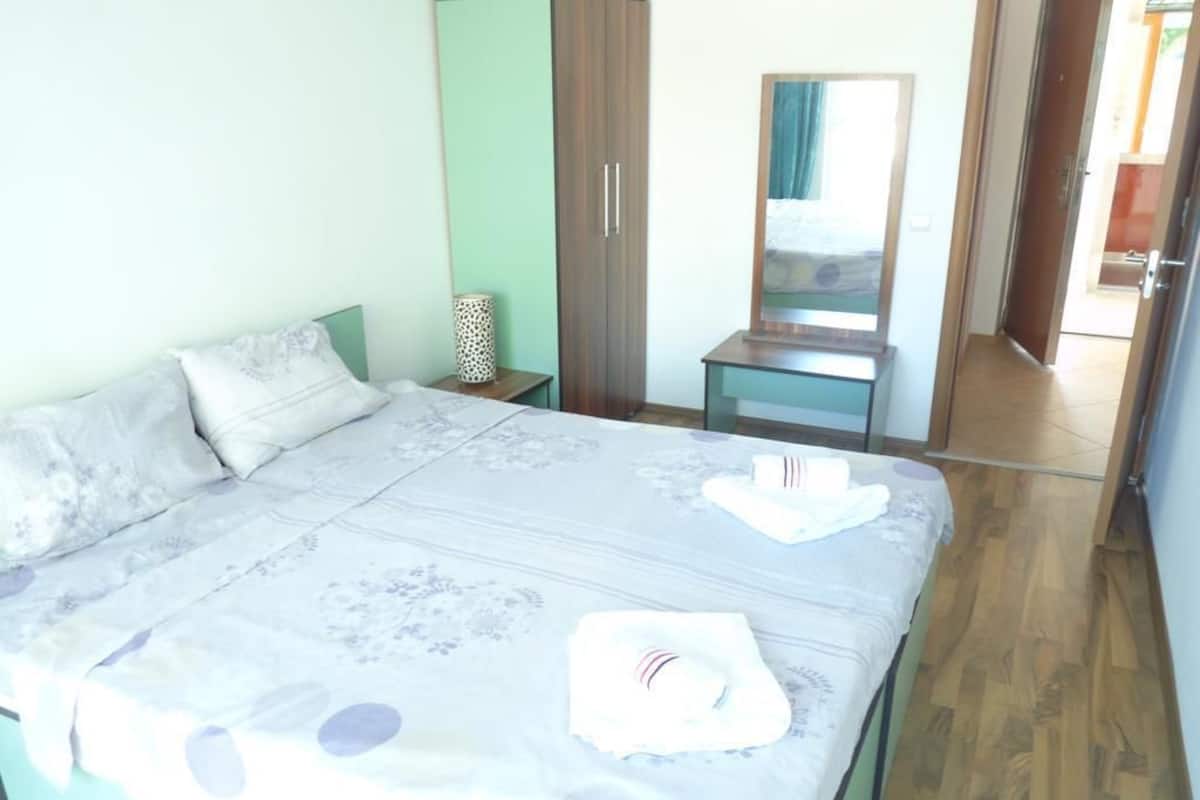 Iron/ironing board, cribs (surcharge), rollaway beds (surcharge)