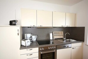 Kühlschrank, Ofen, Geschirrspüler, Hochstuhl