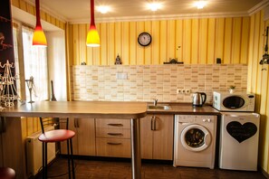 Refrigerador, microondas, placa de cocina, cafetera/tetera