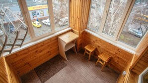 Une pièce d’angle avec des murs en bois, un bureau et deux chaises.