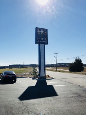 Property entrance - Hotel Glenpool (Jenks)