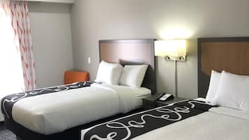 Kamar, 2 Tempat Tidur Queen, Bebas Asap Rokok | Seprai premium, meja kerja, Wi-Fi gratis, dan seprai linen