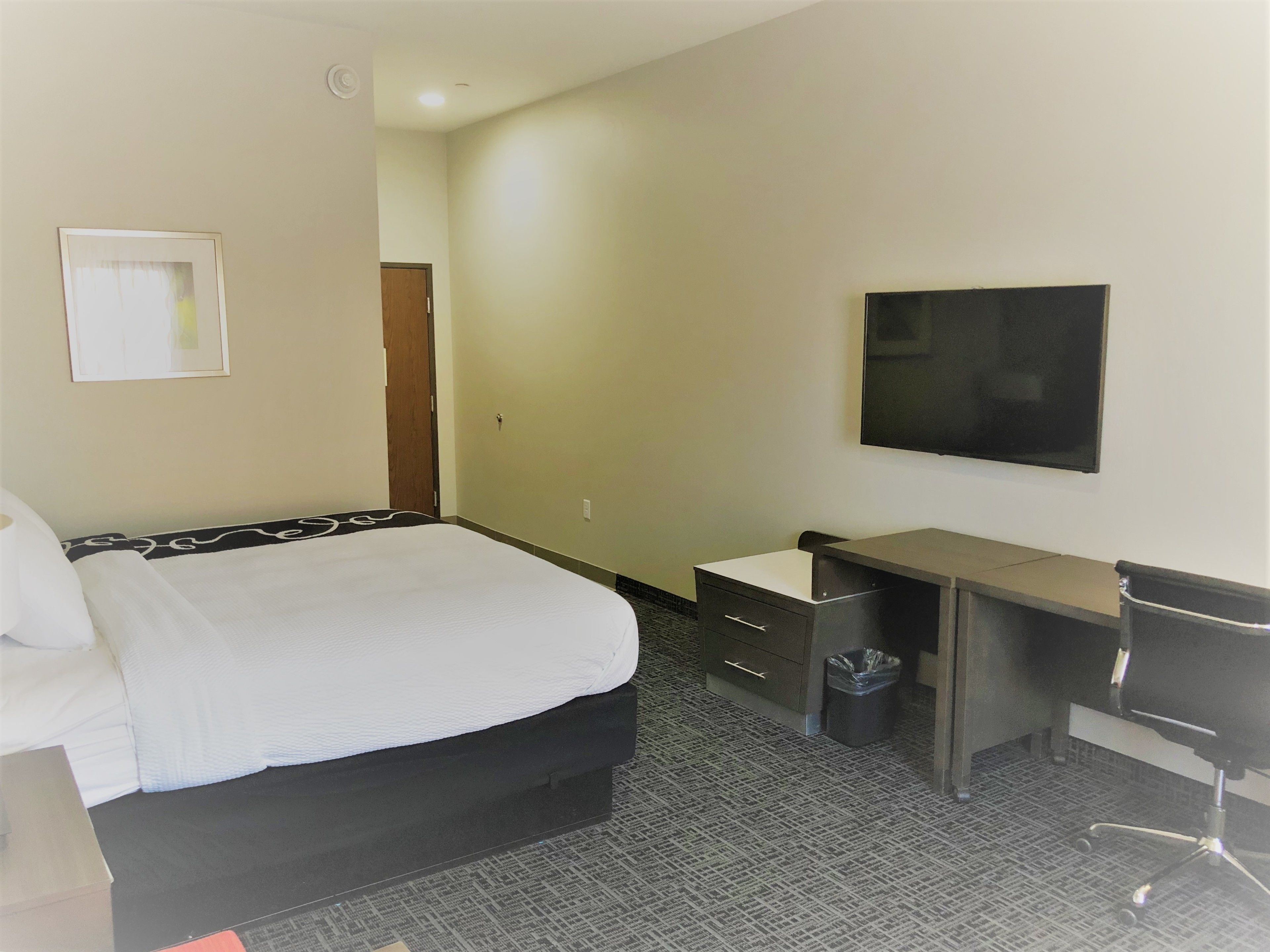 suite, 1 king bed, non smoking | premium bedding, desk, free wifi, bed sheets