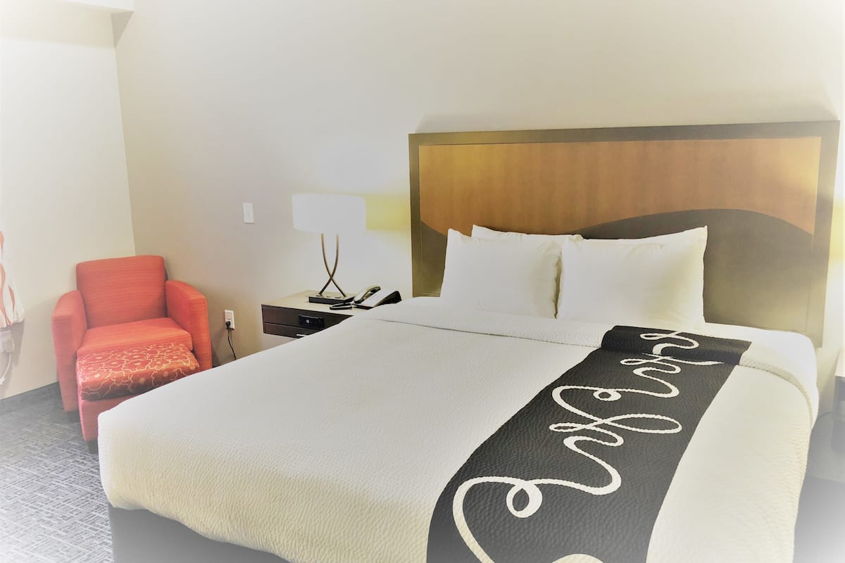 premium bedding, desk, free wifi, bed sheets