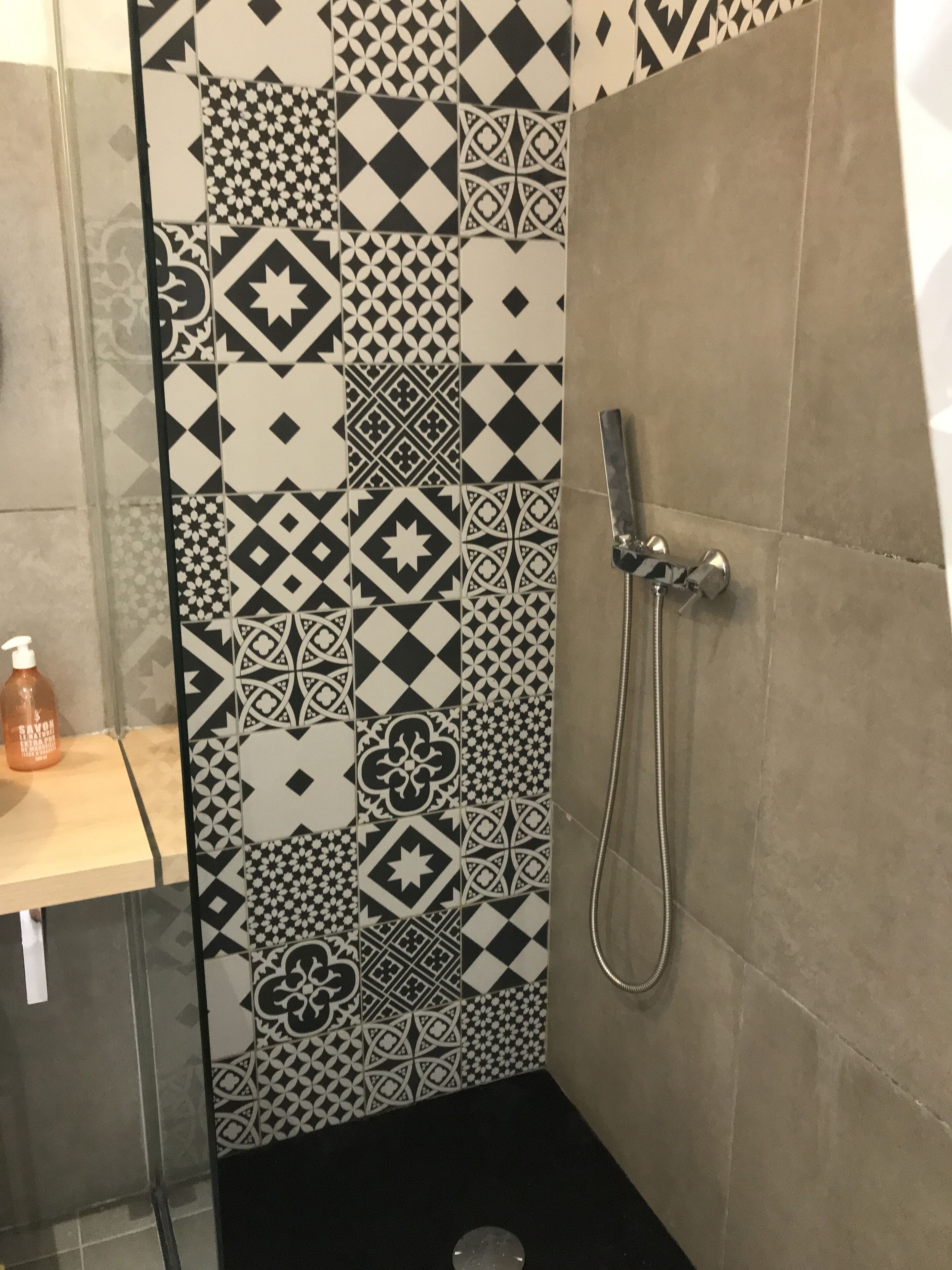 Doccia, asciugacapelli, asciugamani, sapone