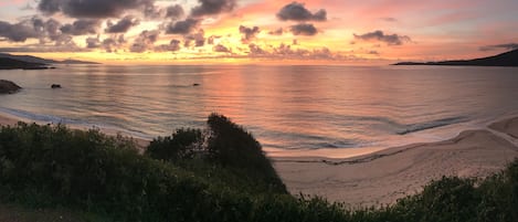 En la playa y toallas de playa