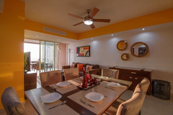 Condo | Repas dans la chambre