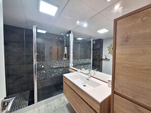 Shower, towels