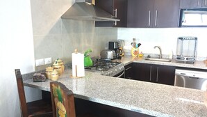 Apartment | Eigene Küche | Wasserkocher mit Kaffee-/Teezubehör, großer Kühlschrank, Mikrowelle