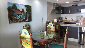 Apartment | Essbereich im Zimmer