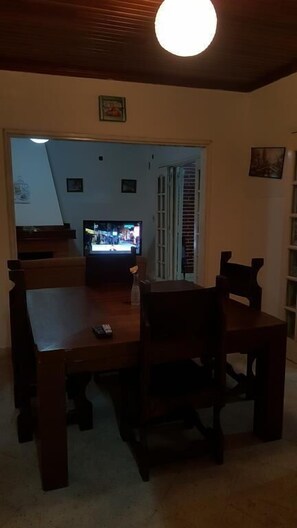 Nhà tiện nghi đơn giản, 4 phòng ngủ, bếp, khu vực vườn | Khu phòng khách | TV màn hình phẳng, lò sưởi 