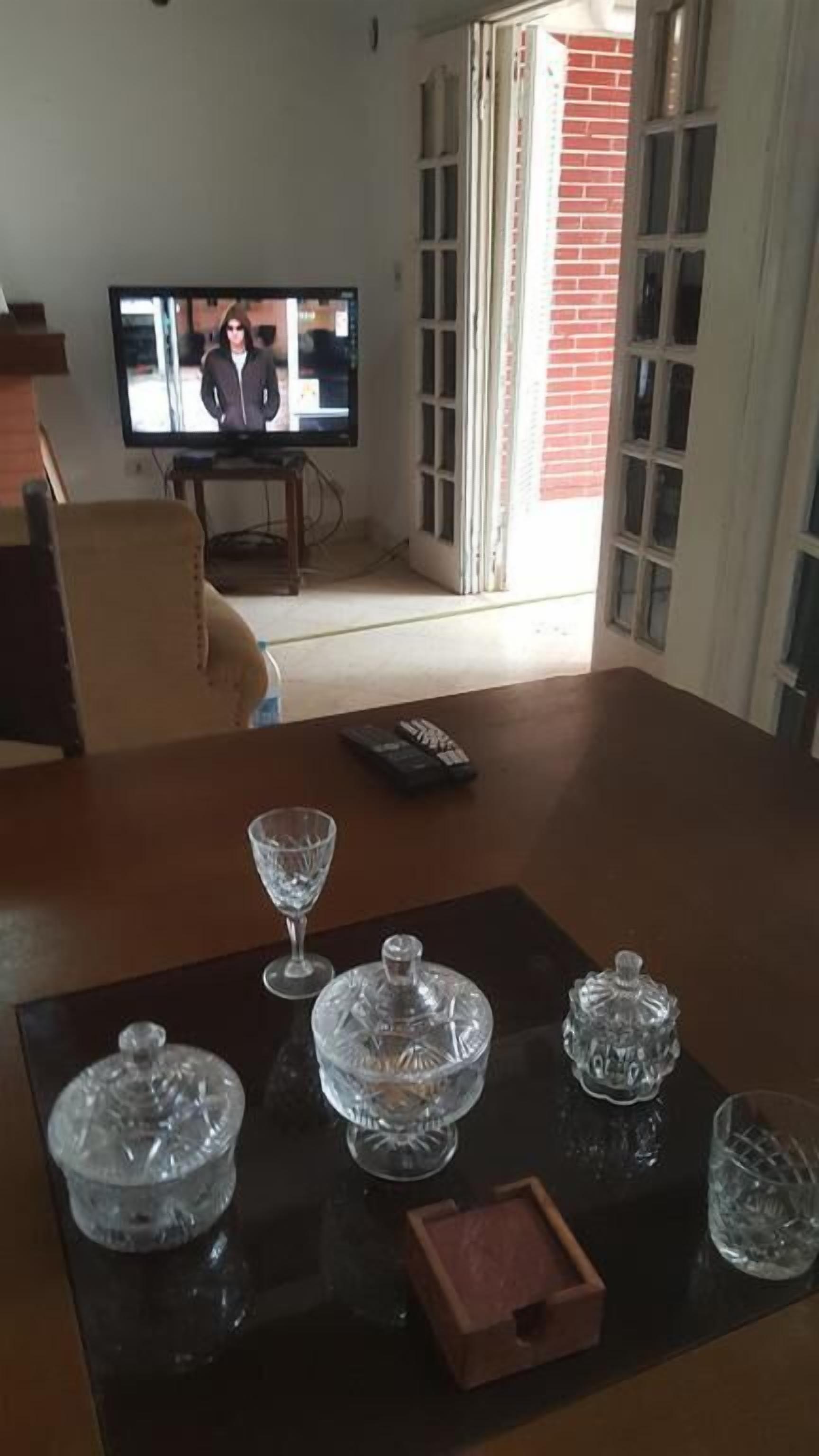 Comfort-talo, 4 makuuhuonetta, keittiö, puutarha-alue | Oleskelualue | Taulutelevisio, takka