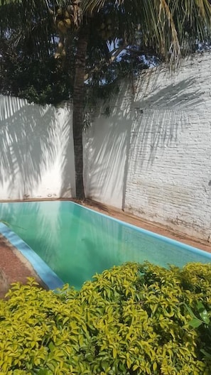 حمّام سباحة خارجي موسمي