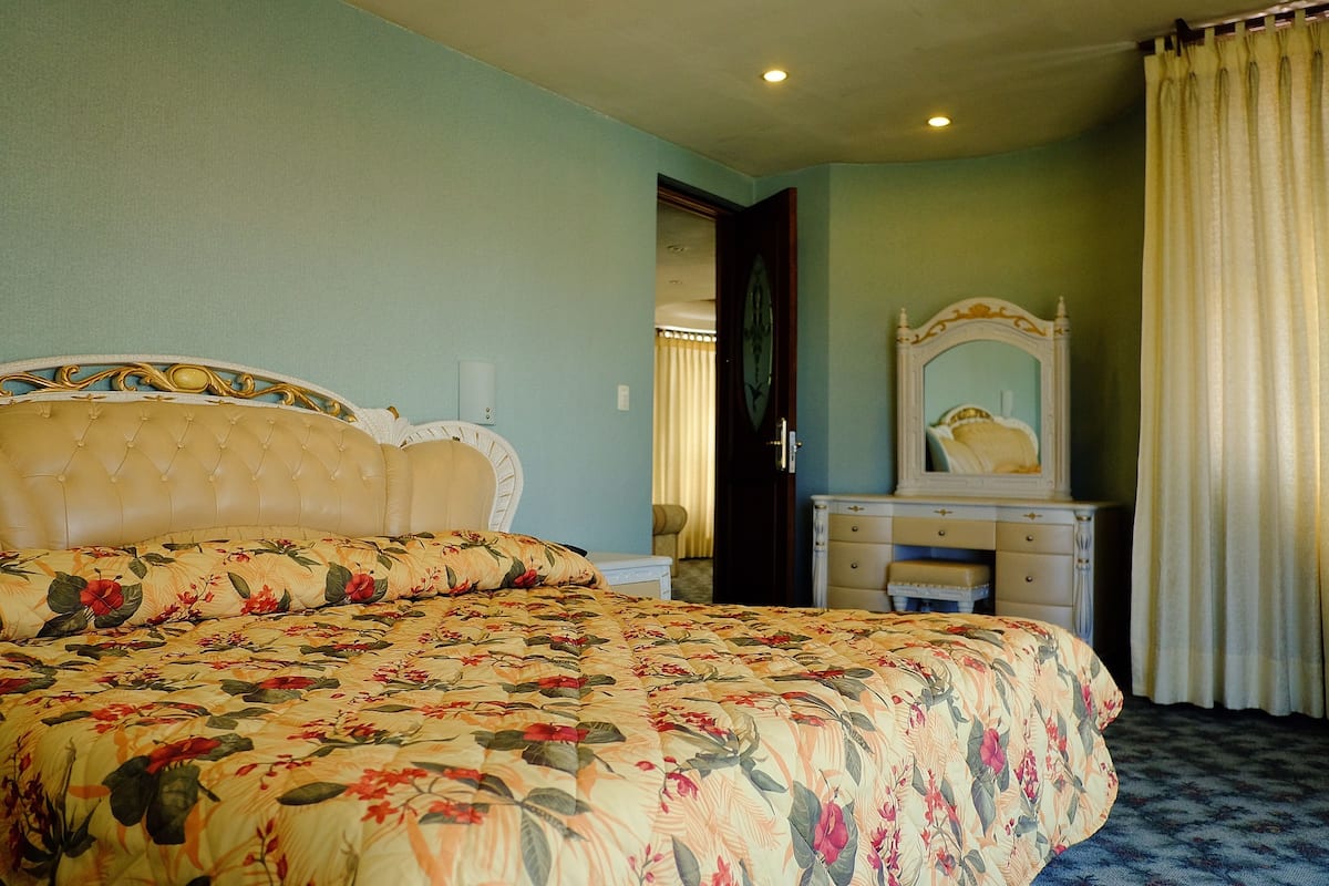Suite | Minibar, in-room safe, individually decorated, individually furnished