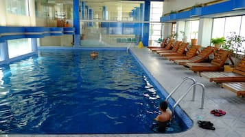 Hồ bơi trong nhà, ghế dài tắm nắng