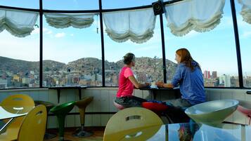 Bar (trong khuôn viên)