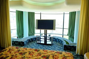 Suite | Minibar, in-room safe, individually decorated, individually furnished