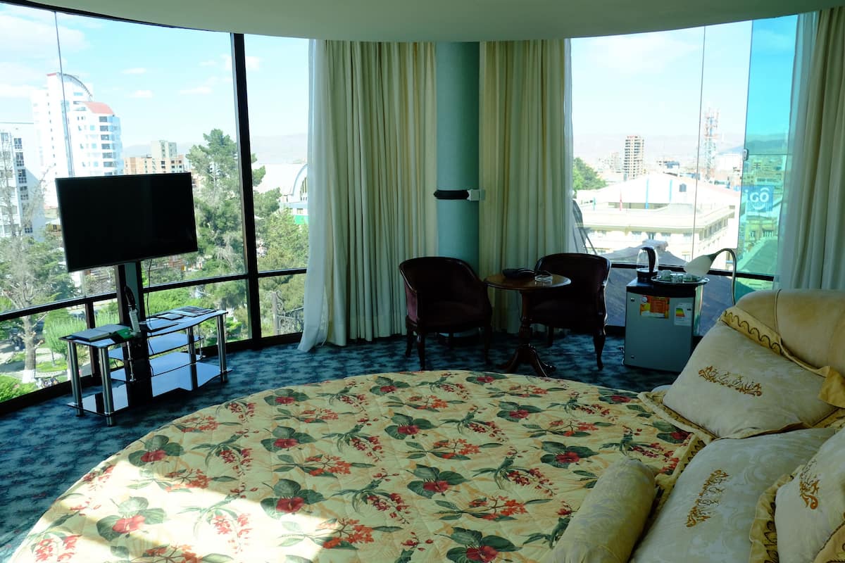 Exclusive Room | Minibar, in-room safe, individually decorated, individually furnished