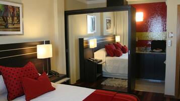 Classic Studio | Minibar, in-room safe, desk, blackout curtains