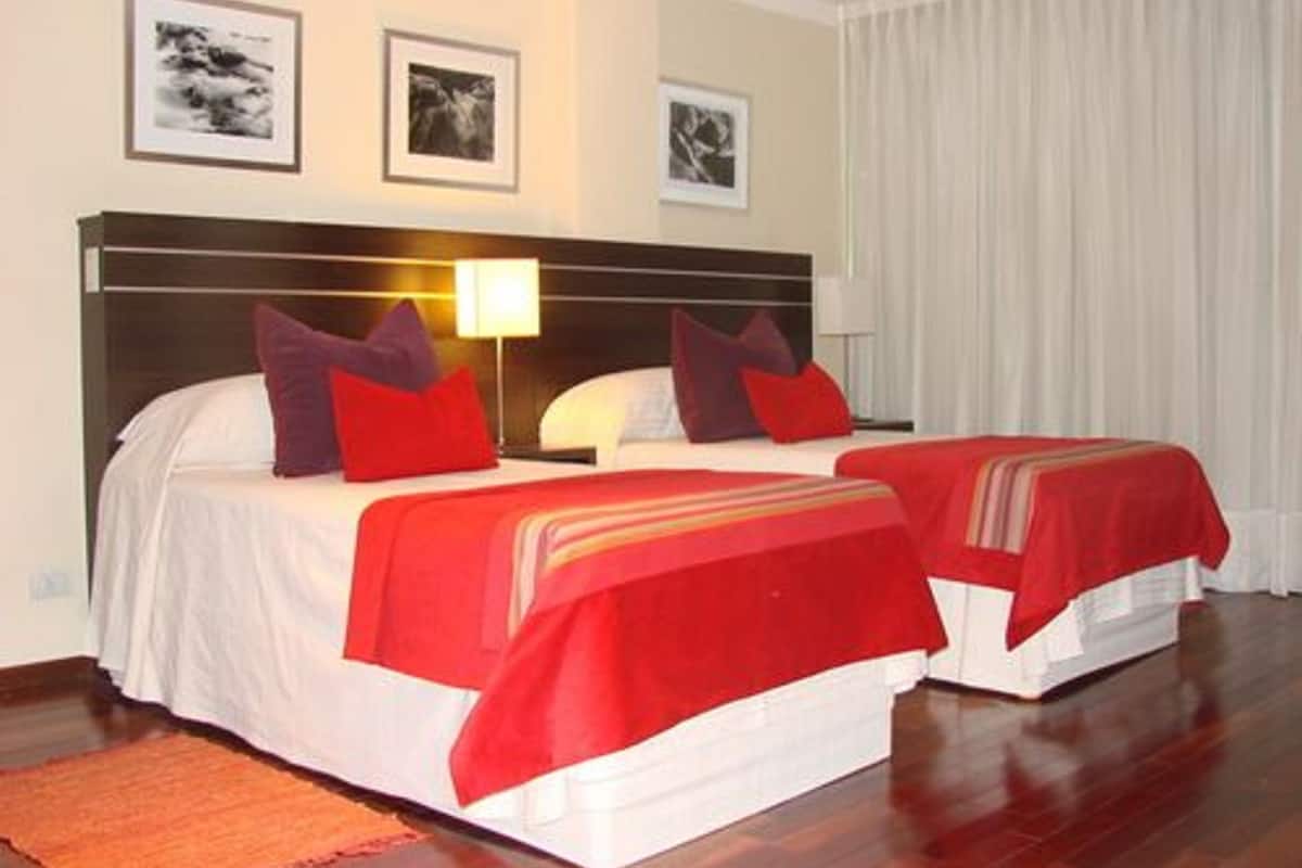 Doppia Standard (Matrimonial o Twin) | Minibar, una cassaforte in camera, una scrivania, tende oscuranti