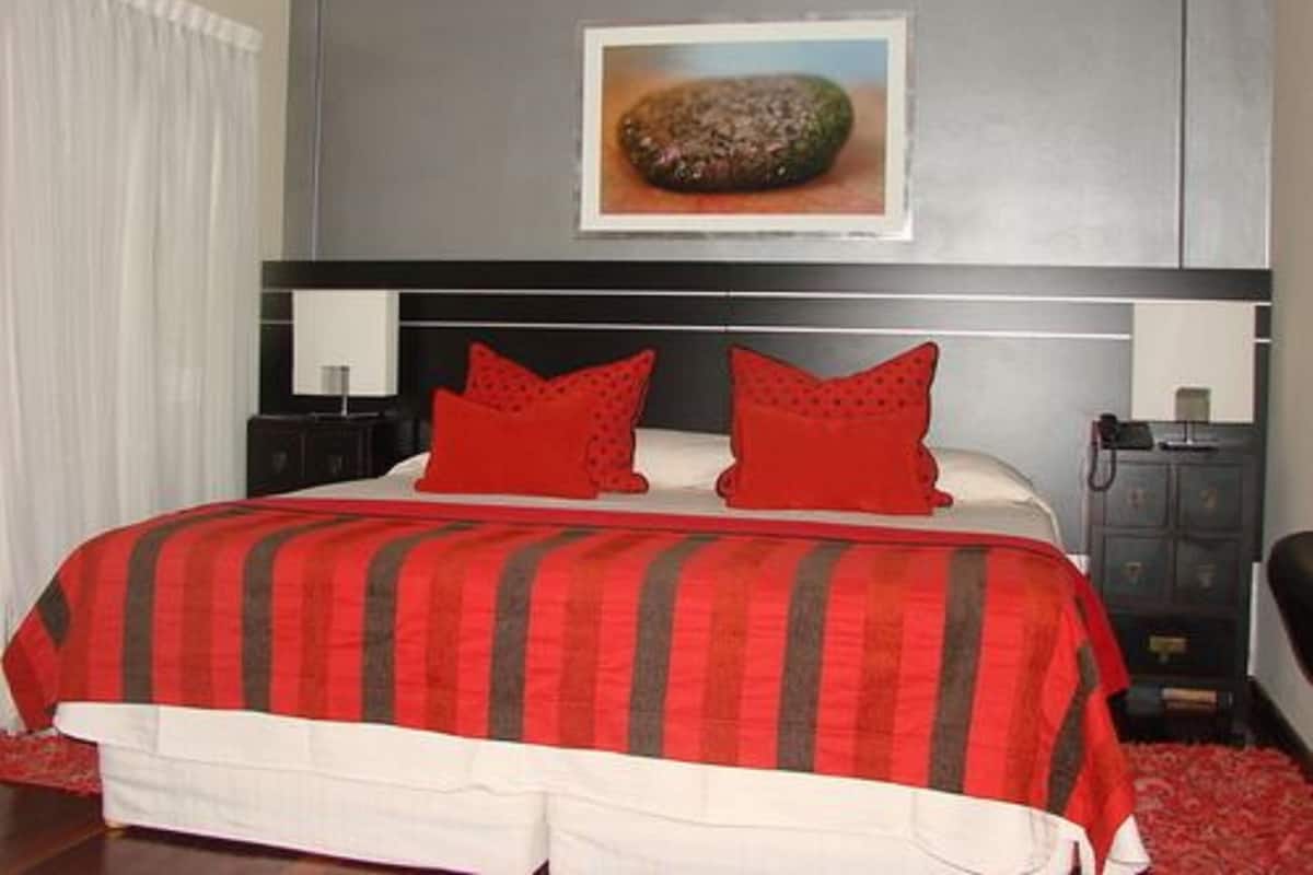 Suíte, 1 cama King (Jacuzzi y Terraza privada) | Frigobar, cofres nos quartos, escrivaninha, cortinas blackout
