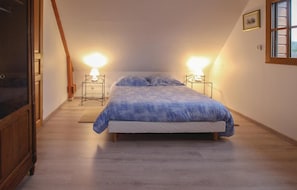 2 bedrooms, travel cot, free WiFi, bed sheets
