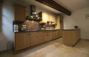 Réfrigérateur, micro-ondes, plaque de cuisson, lave-vaisselle
