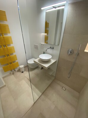 Baignoire, sèche-cheveux, serviettes fournies