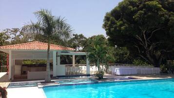 Una piscina al aire libre, tumbonas