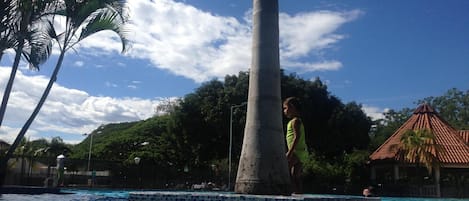 Una piscina al aire libre, tumbonas