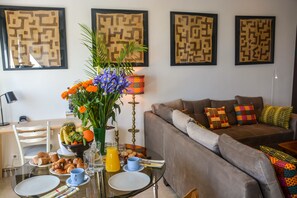 Comfort studio, 1 slaapkamer | Woonruimte | Een plasmatelevisie