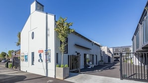 Property entrance - Number 1 - Chic Inner City Rooms (Christchurch)
