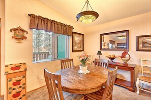 Deluxe Condo, 3 Bedrooms, Mountain View | In-room dining