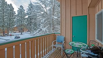 Deluxe Condo, 3 Bedrooms, Mountain View | Terrace/patio