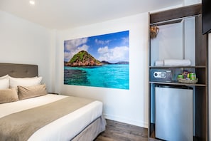 Minibar, caja de seguridad en la habitación y ropa de cama