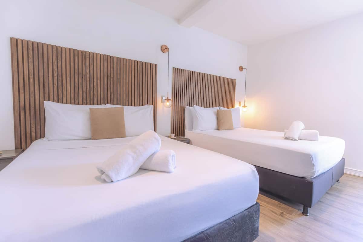 Minibar, caja de seguridad en la habitación y ropa de cama