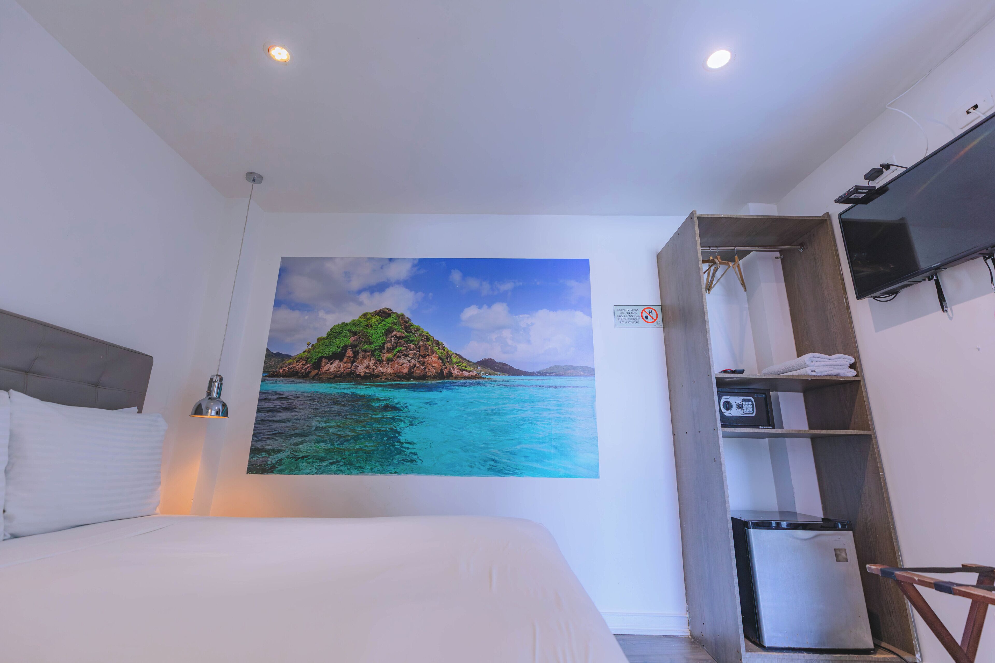 Minibar, caja fuerte, ropa de cama