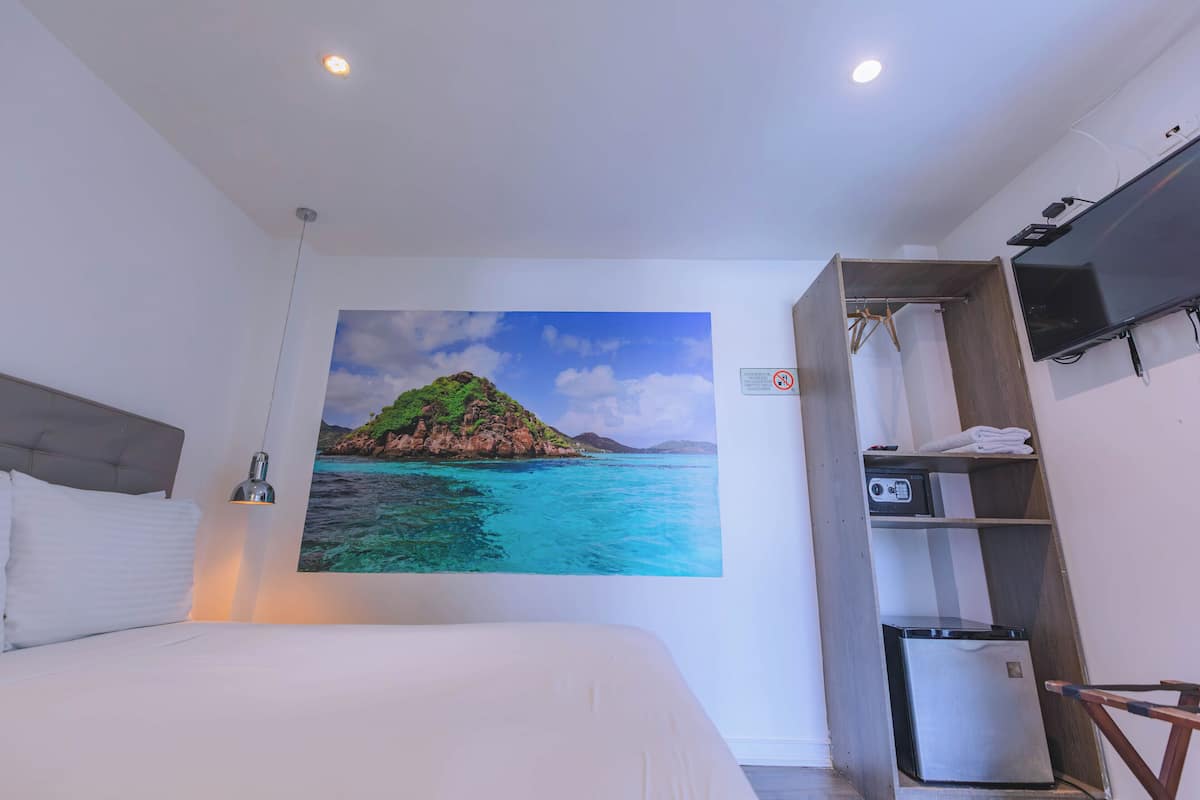 Minibar, in-room safe, bed sheets