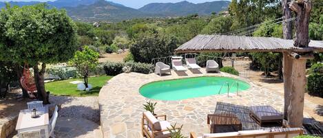 Una piscina al aire libre, una piscina climatizada