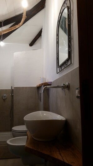 Doccia, asciugacapelli, bidet, asciugamani